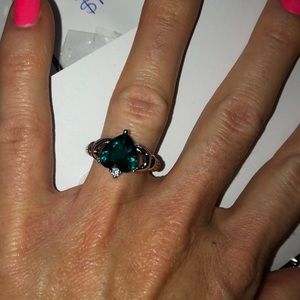 Emerald stone woman’s ring